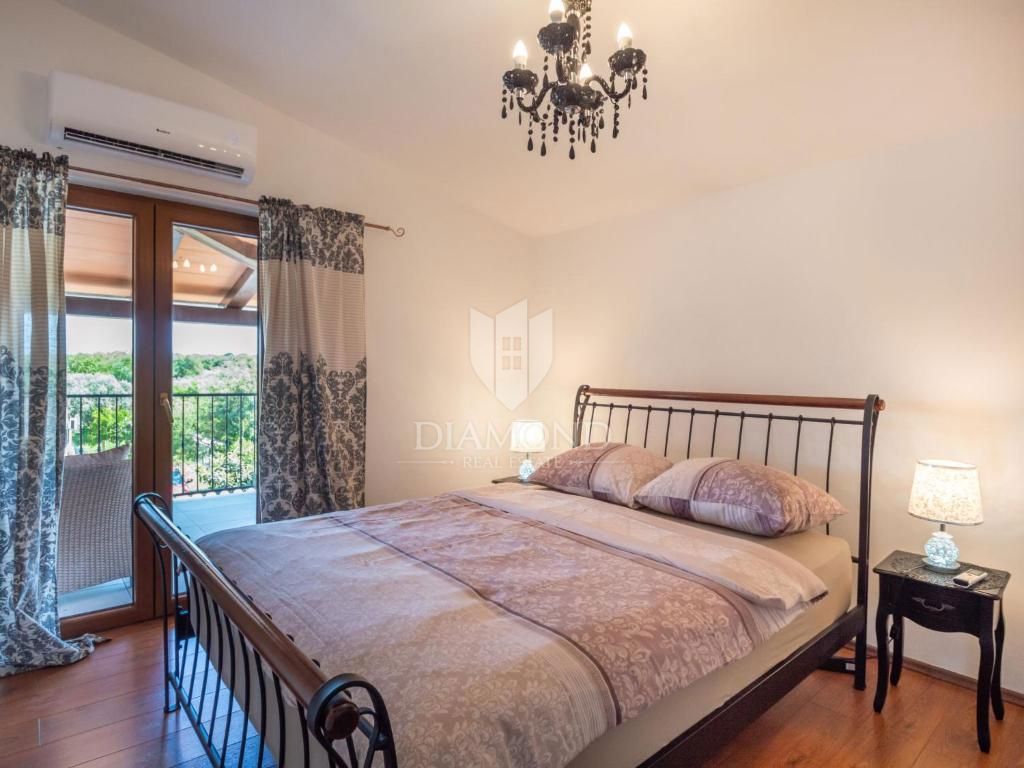 Pula, Valdebek - samostojna hiša s 4 apartmaji in velikim vrtom