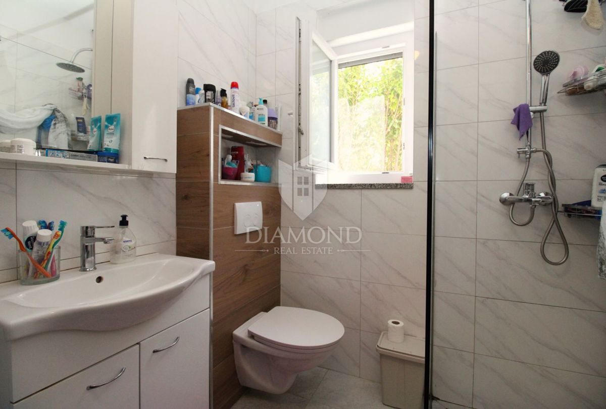 VIŠKOVO, MLADENIĆI – DVOSOBNO STANOVANJE S PARKIRIŠČEM