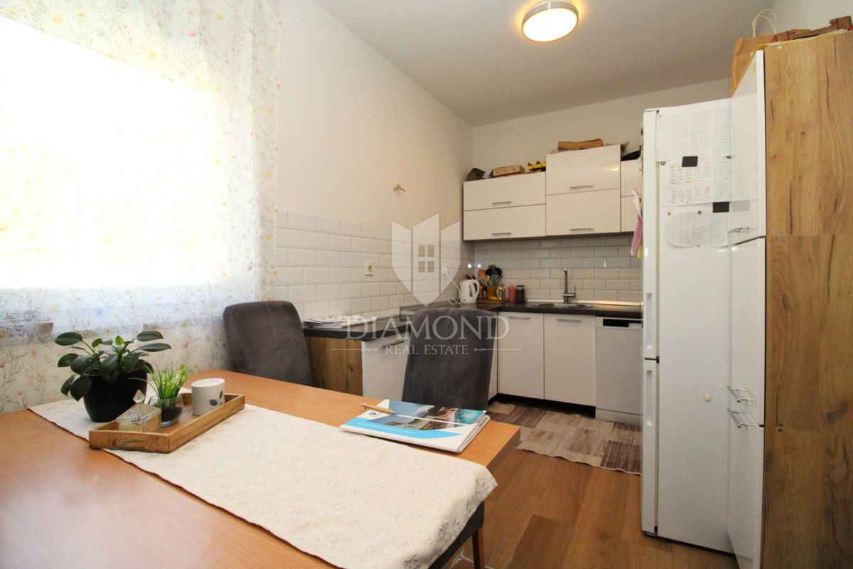 VIŠKOVO, MLADENIĆI – DVOSOBNO STANOVANJE S PARKIRIŠČEM