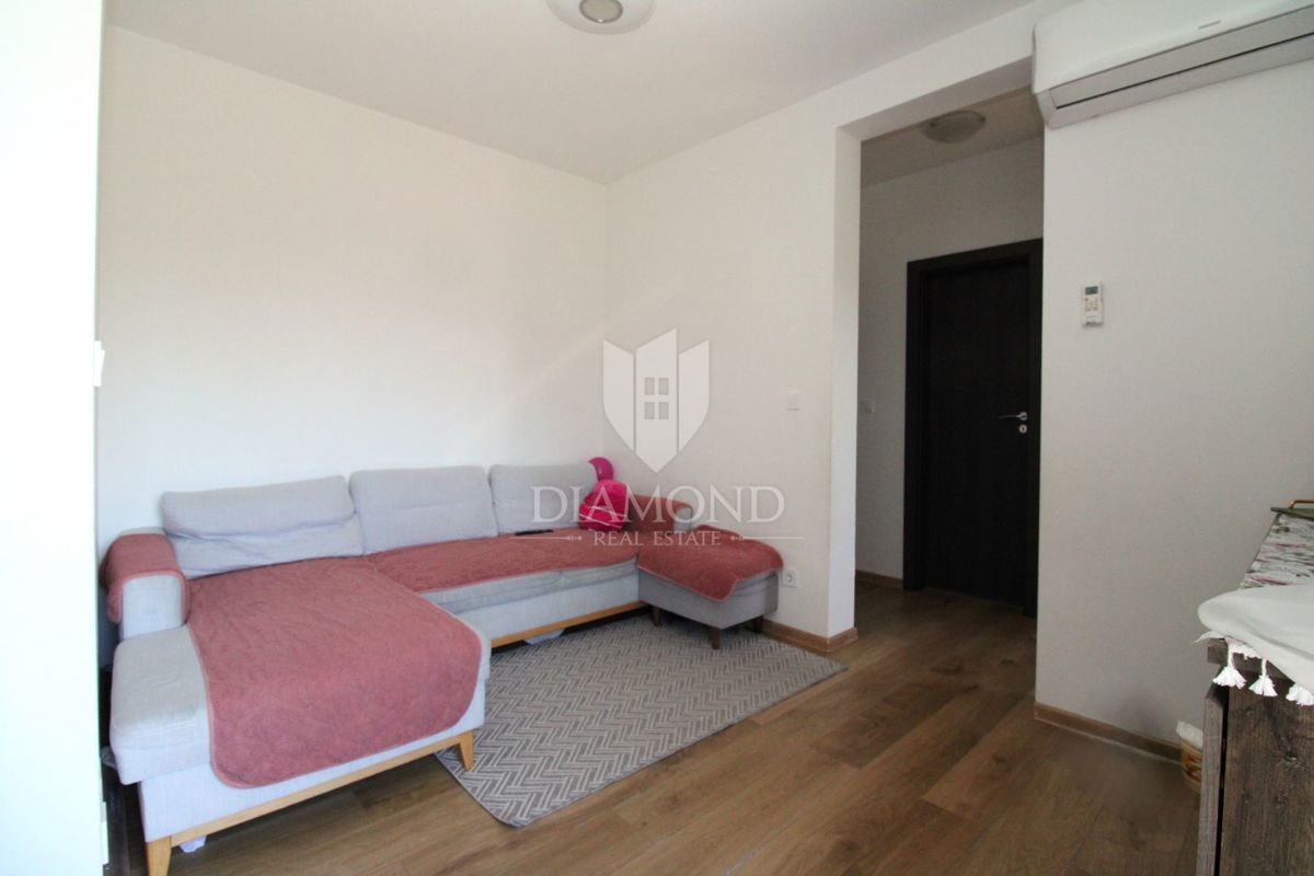 VIŠKOVO, MLADENIĆI – DVOSOBNO STANOVANJE S PARKIRIŠČEM