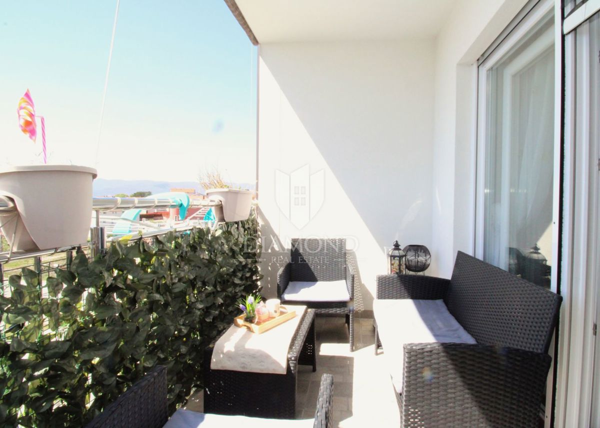 VIŠKOVO, MLADENIĆI – DVOSOBNO STANOVANJE S PARKIRIŠČEM