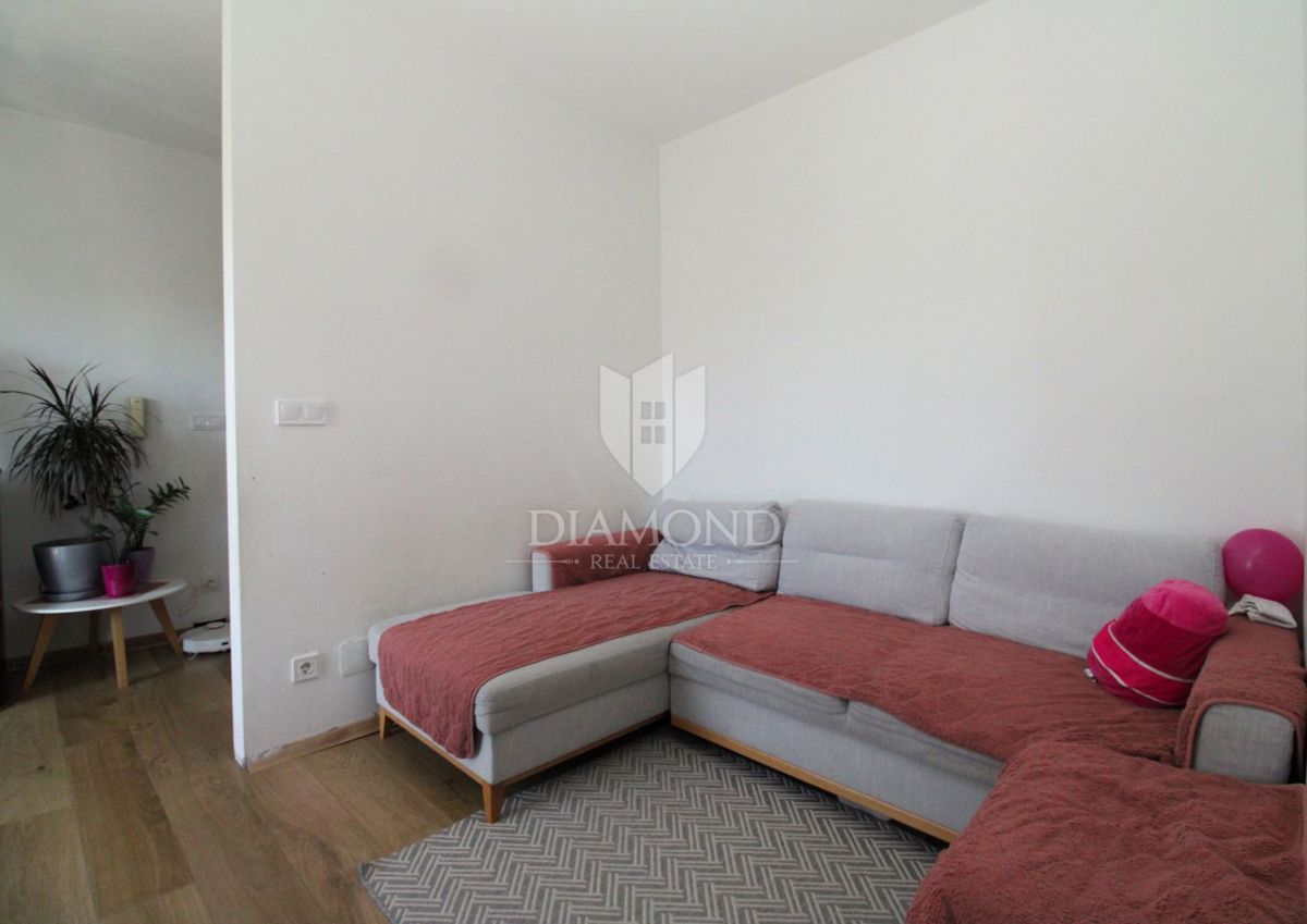 VIŠKOVO, MLADENIĆI – DVOSOBNO STANOVANJE S PARKIRIŠČEM