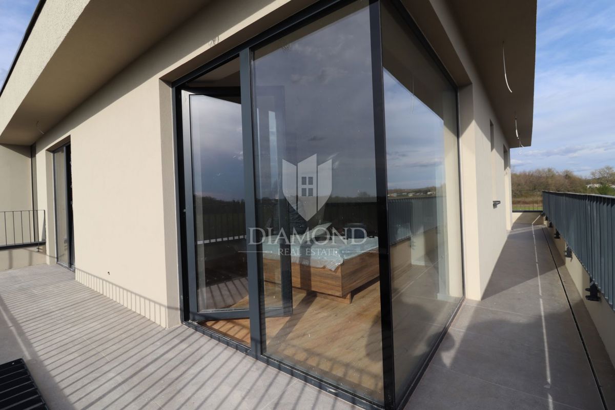 STOP! Vila z bazenom in 4 spalnicami, le 3 km od Poreča – takšne priložnosti ne ostanejo dolgo na trgu