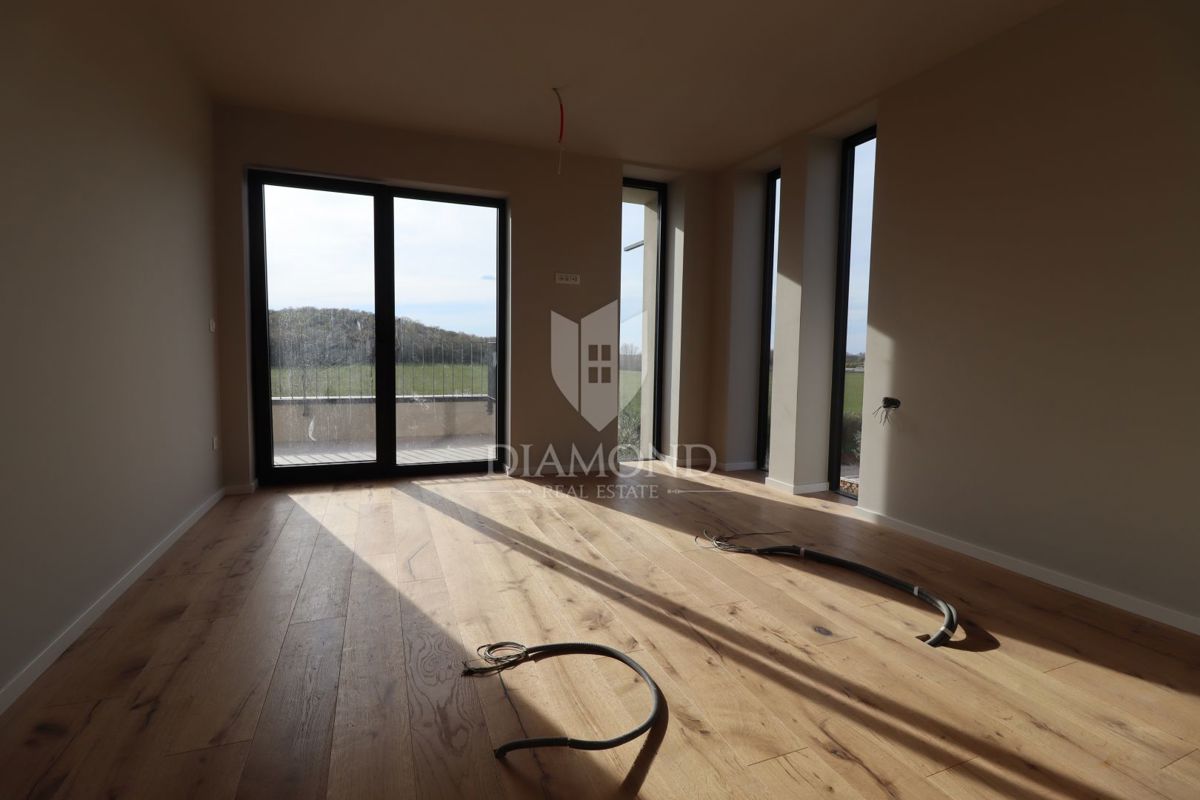 STOP! Vila z bazenom in 4 spalnicami, le 3 km od Poreča – takšne priložnosti ne ostanejo dolgo na trgu