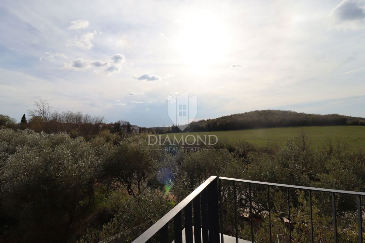 STOP! Vila z bazenom in 4 spalnicami, le 3 km od Poreča – takšne priložnosti ne ostanejo dolgo na trgu