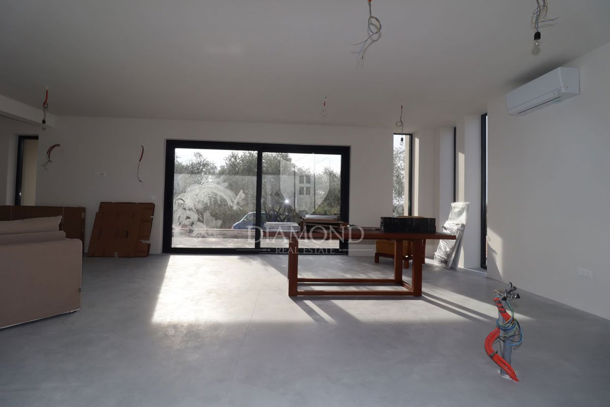 STOP! Vila z bazenom in 4 spalnicami, le 3 km od Poreča – takšne priložnosti ne ostanejo dolgo na trgu