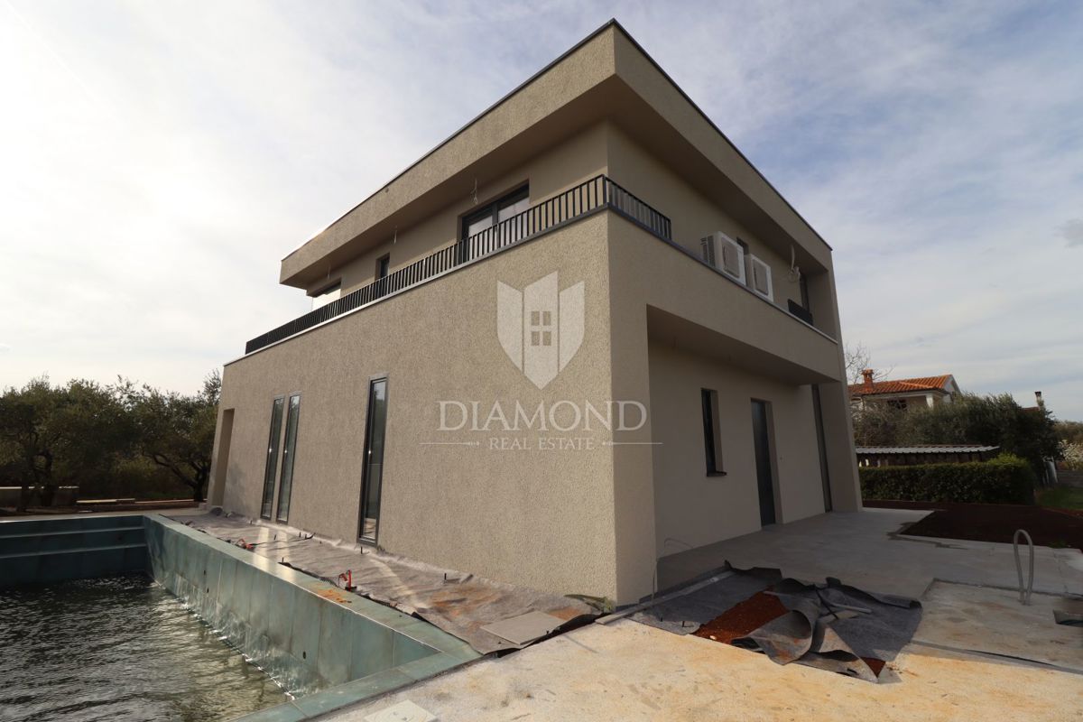 STOP! Vila z bazenom in 4 spalnicami, le 3 km od Poreča – takšne priložnosti ne ostanejo dolgo na trgu