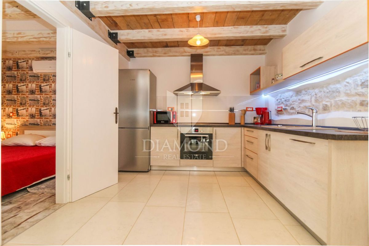 Poreč, Kamnita apartmajska hiša nedaleč od mesta