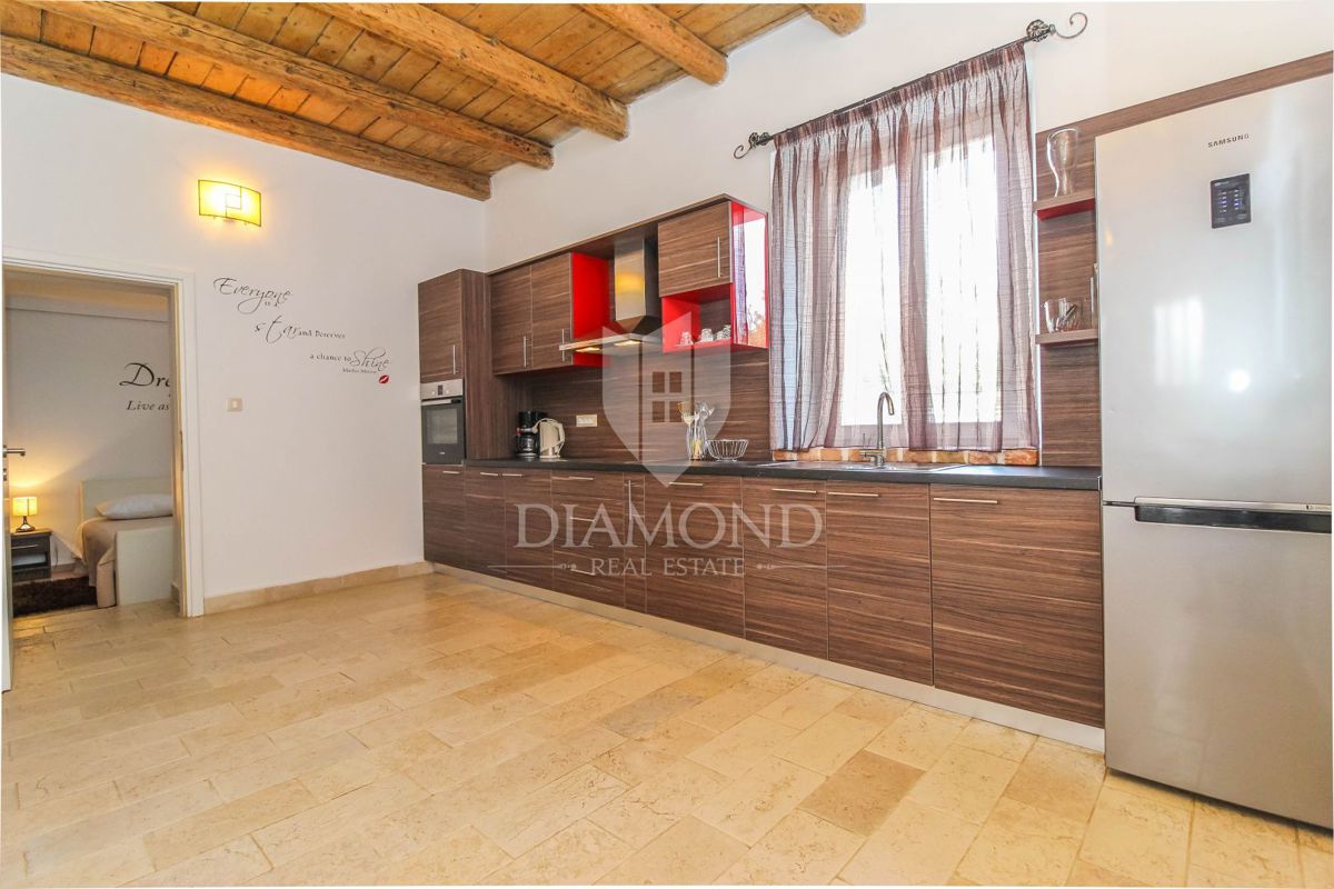 Poreč, Kamnita apartmajska hiša nedaleč od mesta