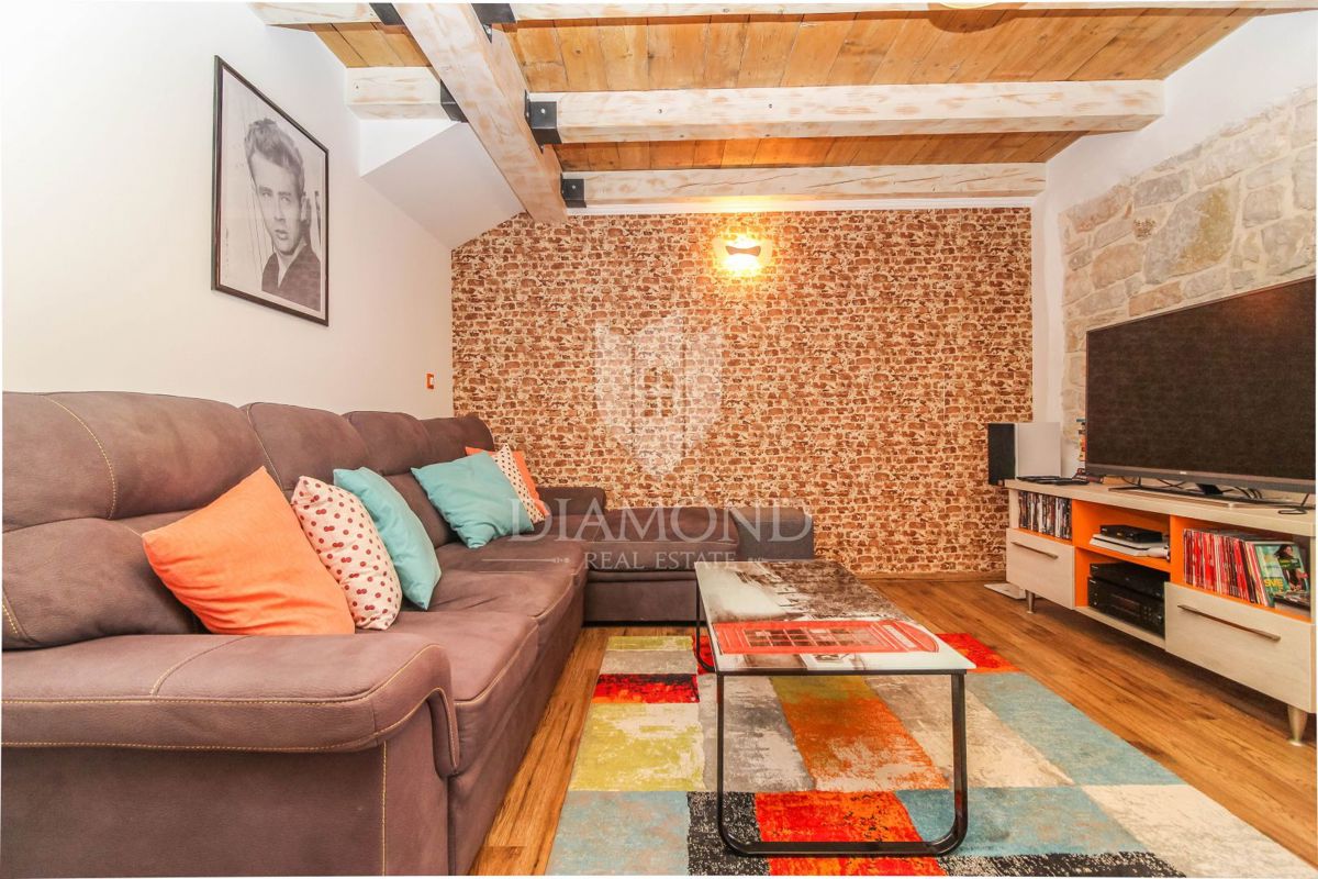 Poreč, Kamnita apartmajska hiša nedaleč od mesta