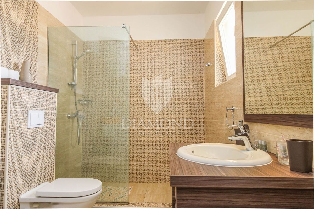Poreč, Kamnita apartmajska hiša nedaleč od mesta