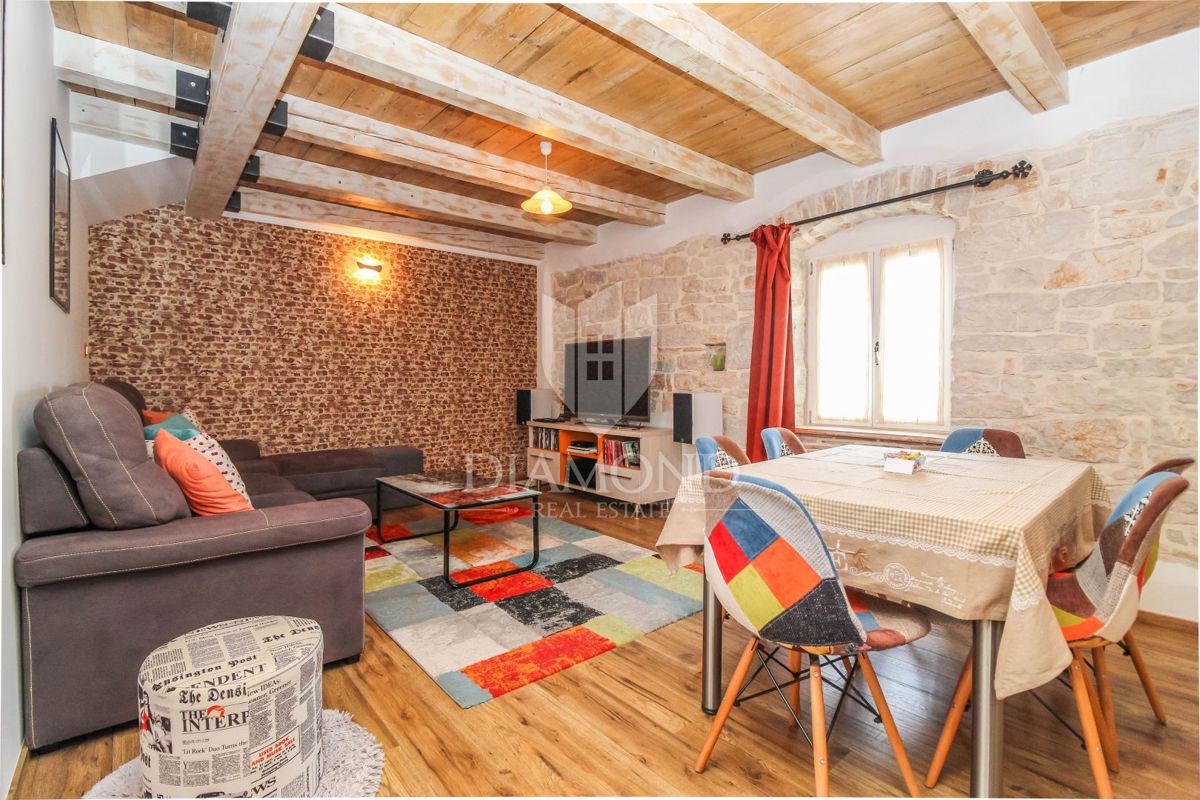 Poreč, Kamnita apartmajska hiša nedaleč od mesta