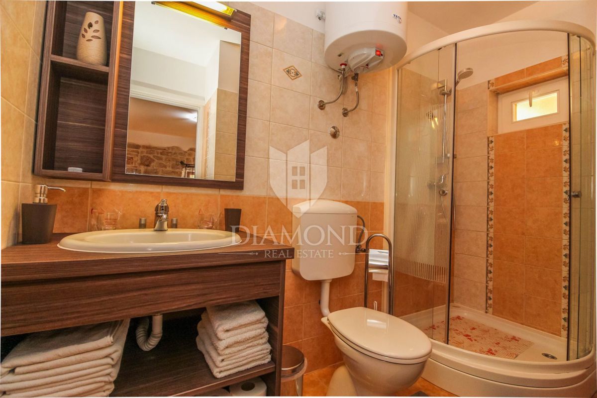 Poreč, Kamnita apartmajska hiša nedaleč od mesta