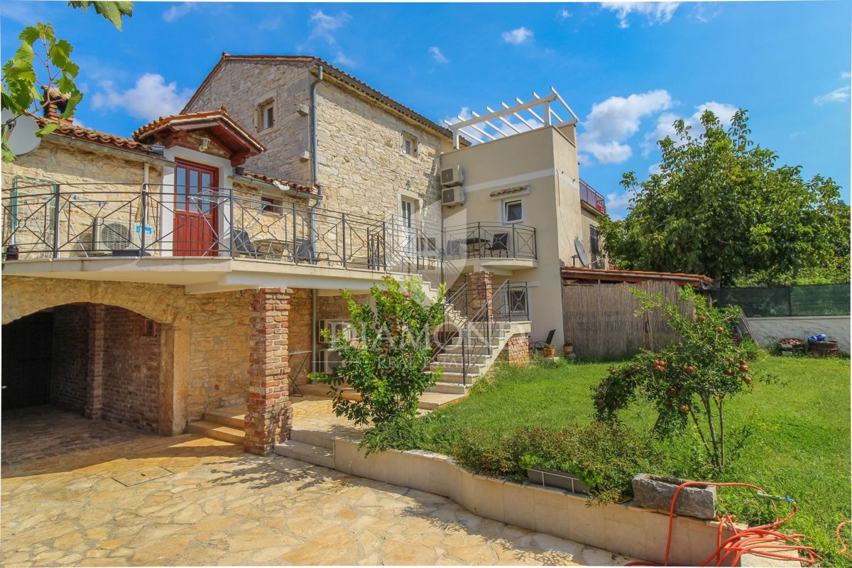 Poreč, Kamnita apartmajska hiša nedaleč od mesta