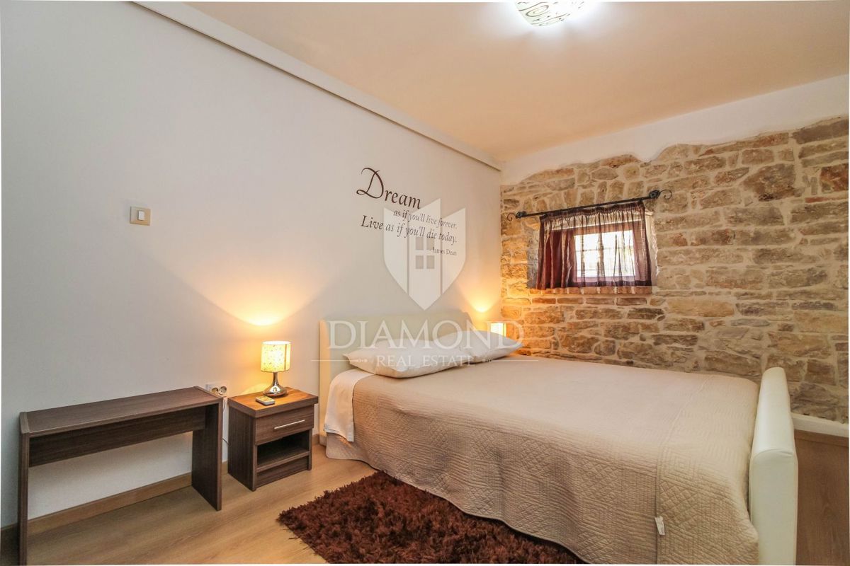 Poreč, Kamnita apartmajska hiša nedaleč od mesta