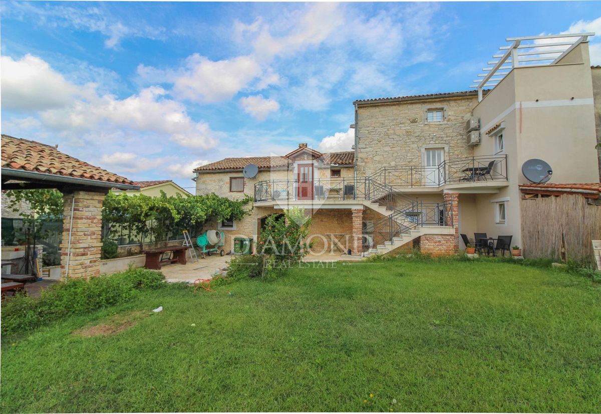 Poreč, Kamnita apartmajska hiša nedaleč od mesta