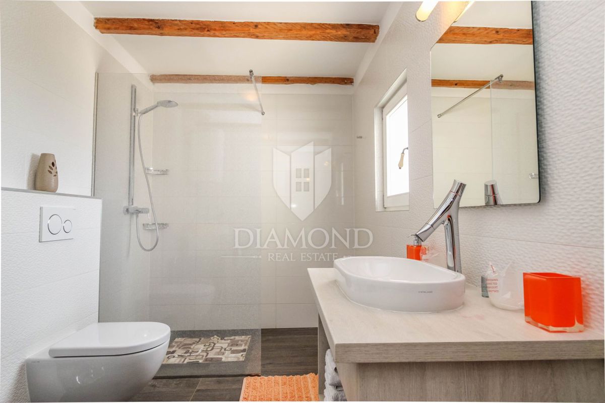 Poreč, Kamnita apartmajska hiša nedaleč od mesta