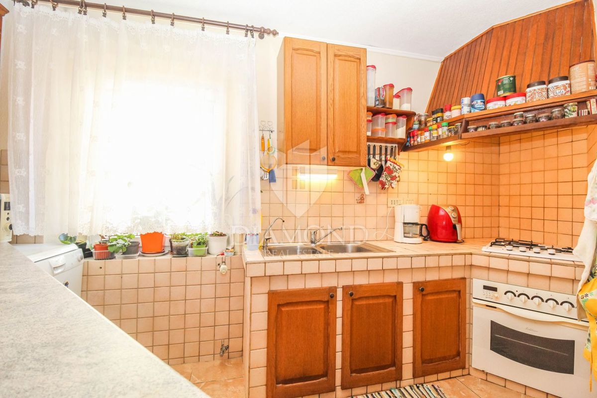 Momjan. Obnovljena hiša z več stanovanjskimi enotami in konobo!