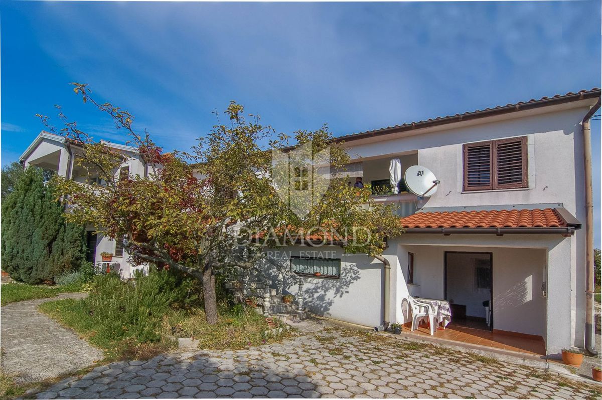 Vižinada, hiša s 5 apartmaji in odprtimi razgledi