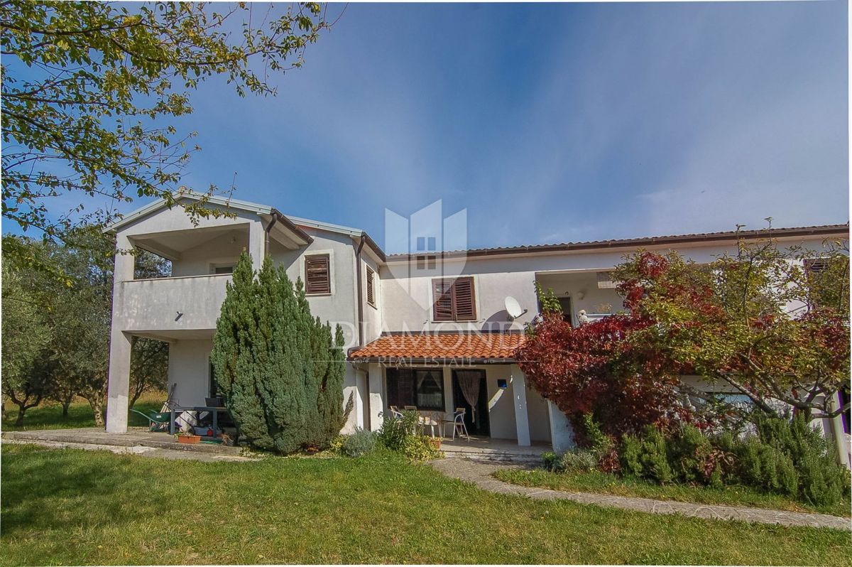 Vižinada, hiša s 5 apartmaji in odprtimi razgledi