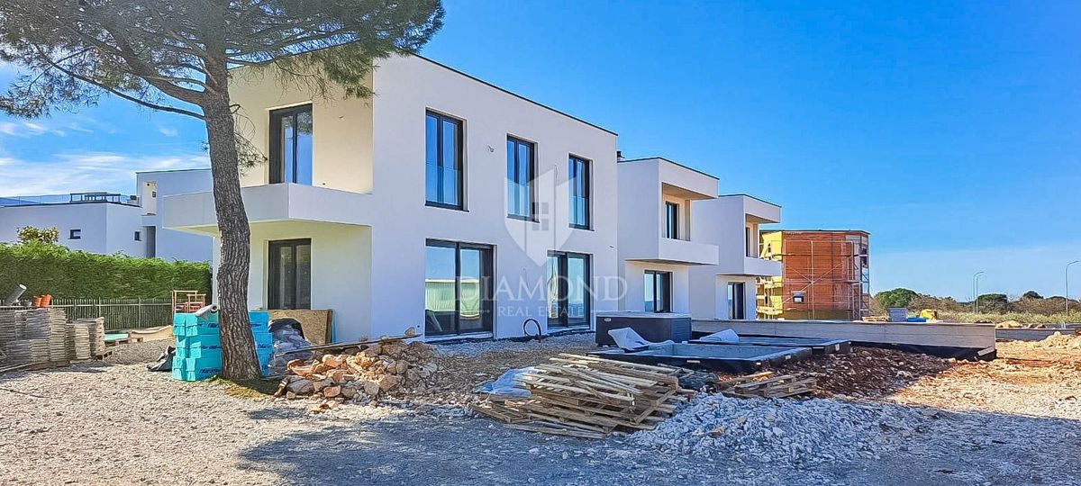 Poreč, moderna hiša v gradnji na atraktivni lokaciji
