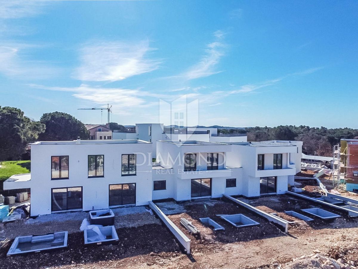Poreč, moderna hiša v gradnji na atraktivni lokaciji