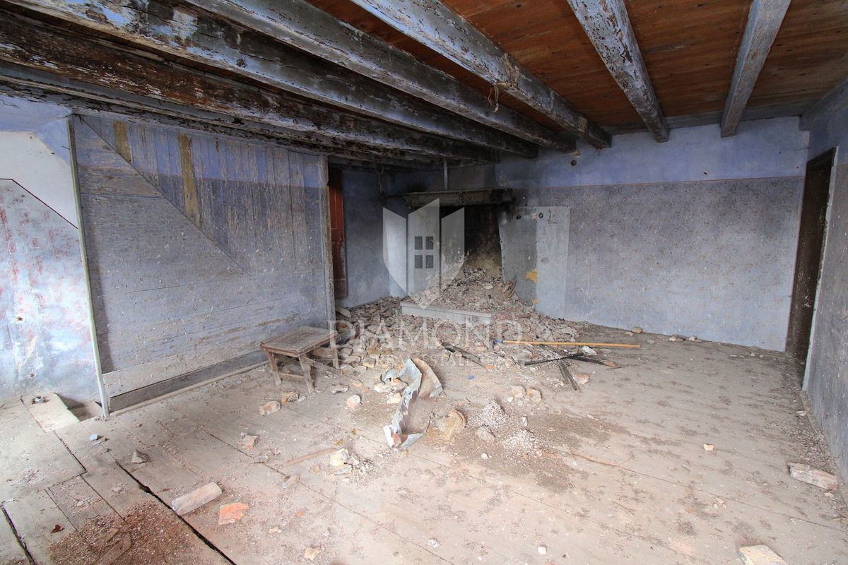 Puntera, hiša za prenovo s pogledom na morje