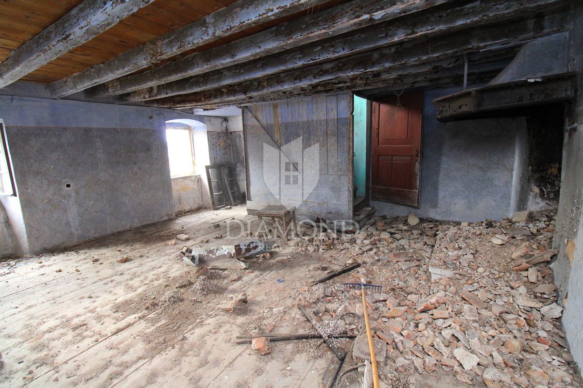 Puntera, hiša za prenovo s pogledom na morje