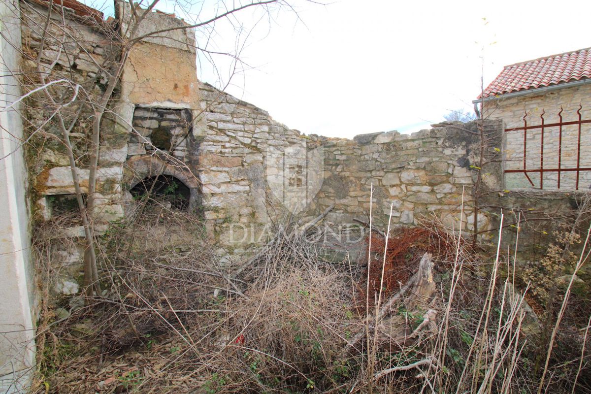 Puntera, hiša za prenovo s pogledom na morje