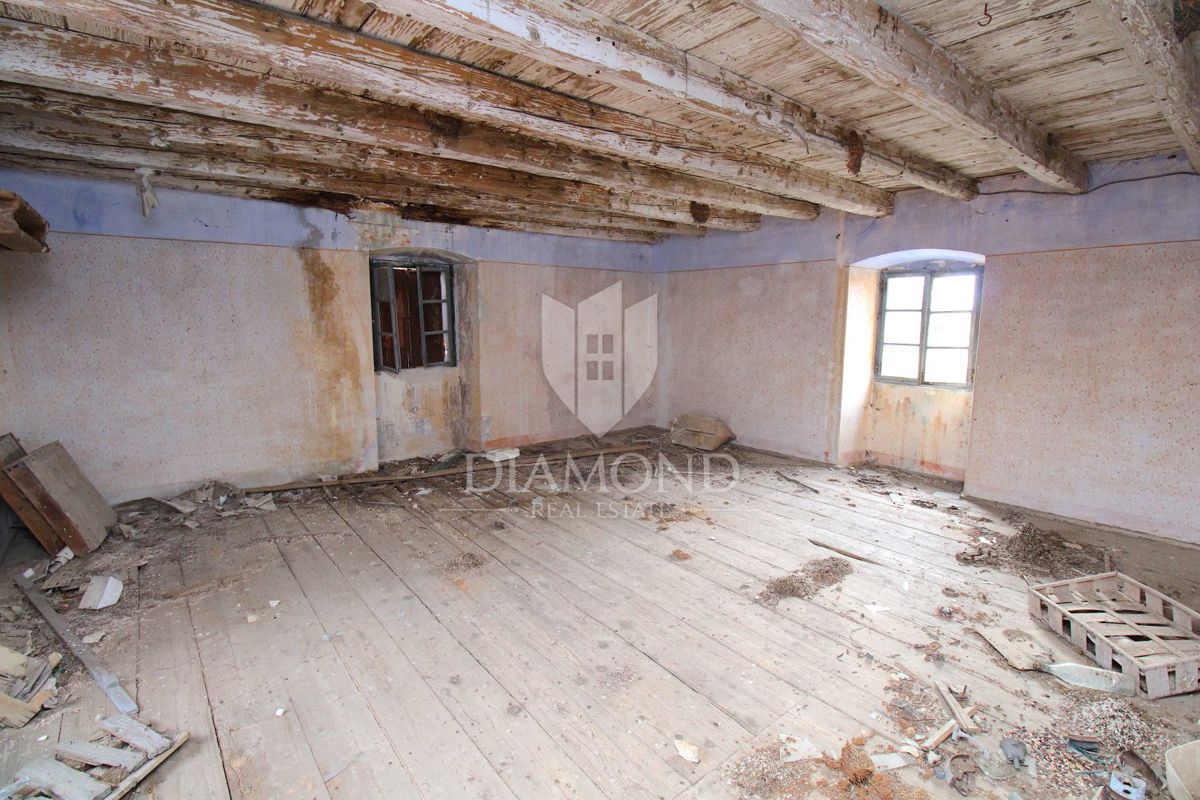 Puntera, hiša za prenovo s pogledom na morje