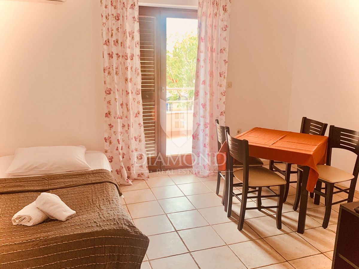 Medulin, okolica, apartmajska hiša z restavracijo in bazenom