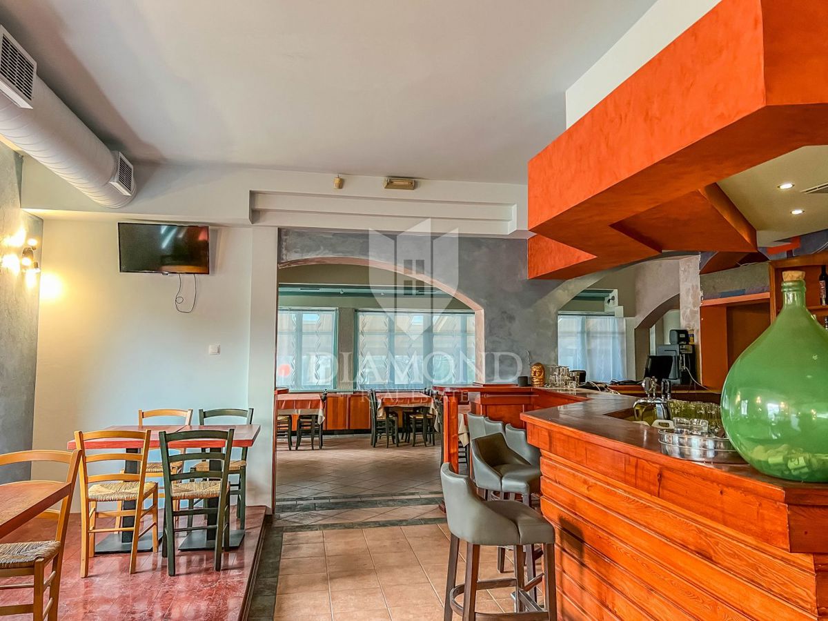 Medulin, okolica, apartmajska hiša z restavracijo in bazenom