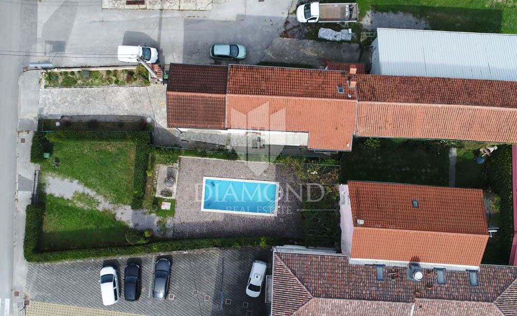 Okolica Oprtlja, 2 istrski hiši z bazenom in velikim vrtom