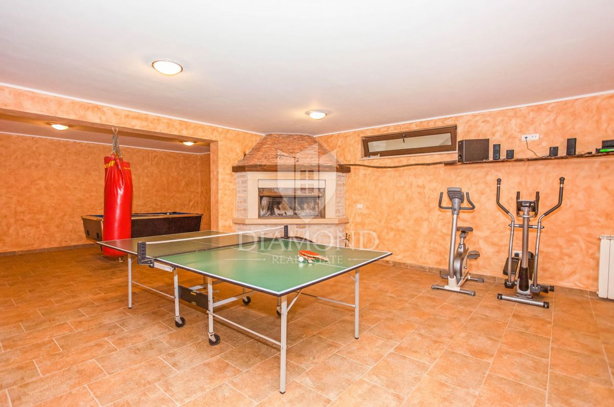 Rovinj, okolica, lepa prostorna samotna hiša