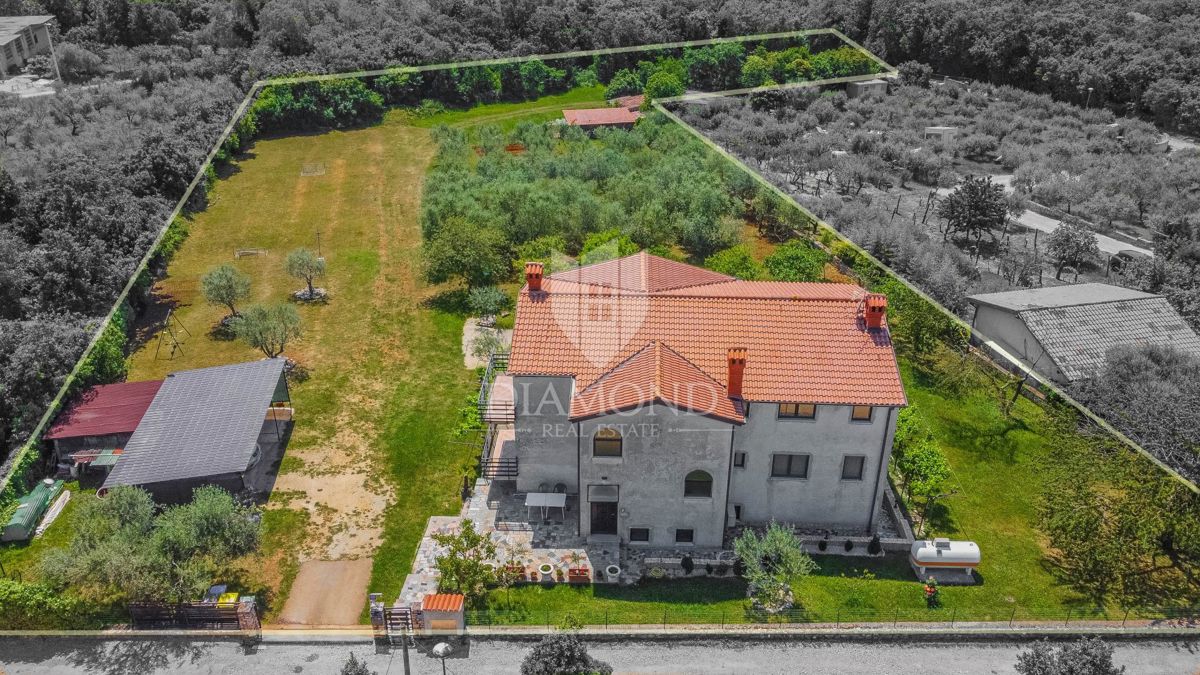 Umag, okolica! Odlična hiša z velikim vrtom!