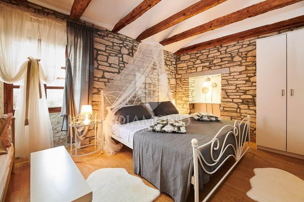 Priložnost! Prodamo gostilno s sobami in dvema apartmajema!
