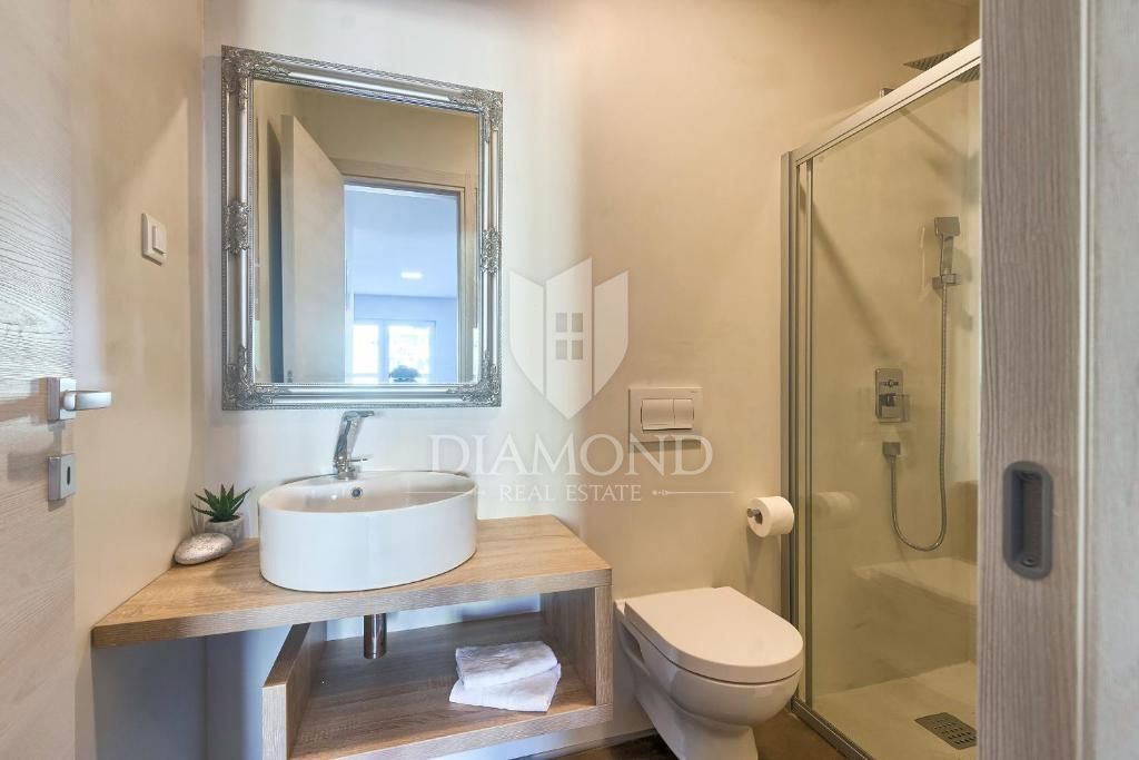 Impresivna vila s petimi apartmaji v Puli na odlični lokaciji