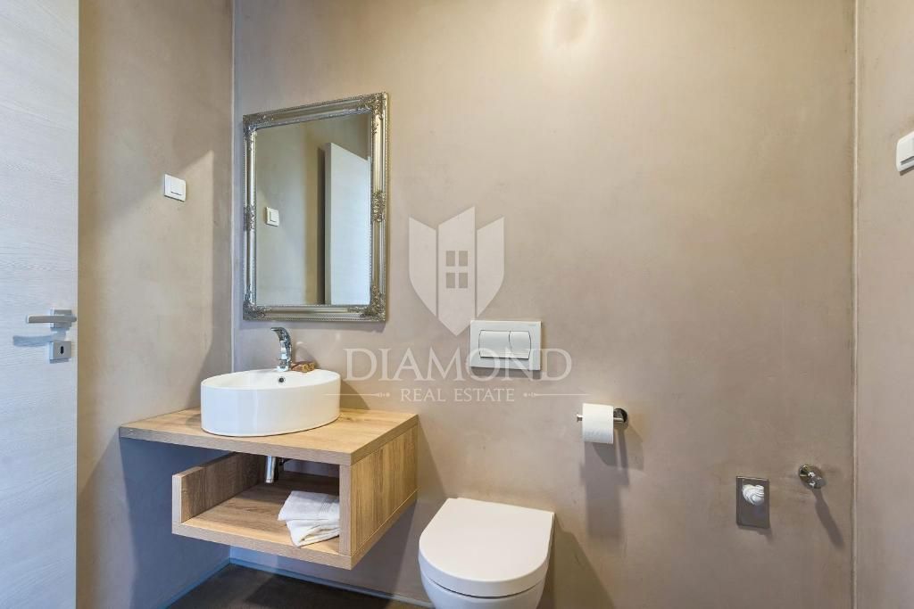 Impresivna vila s petimi apartmaji v Puli na odlični lokaciji