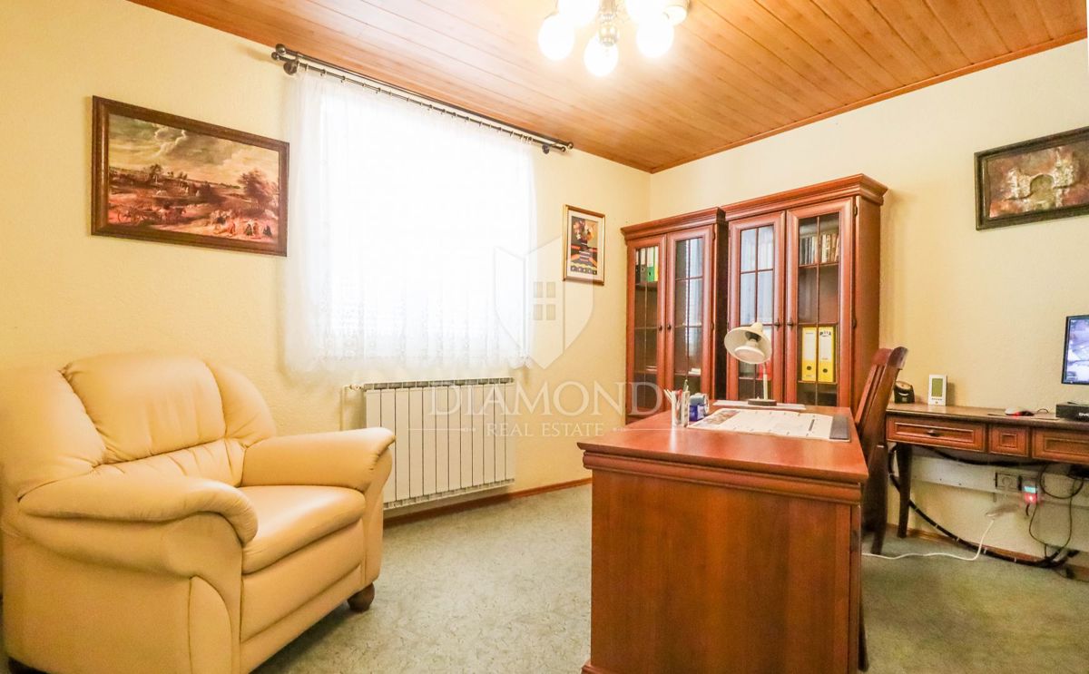 Poreč, okolica, prostorna hiša s pogledom na morje!