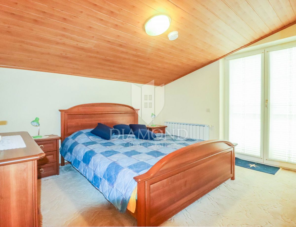 Poreč, okolica, prostorna hiša s pogledom na morje!