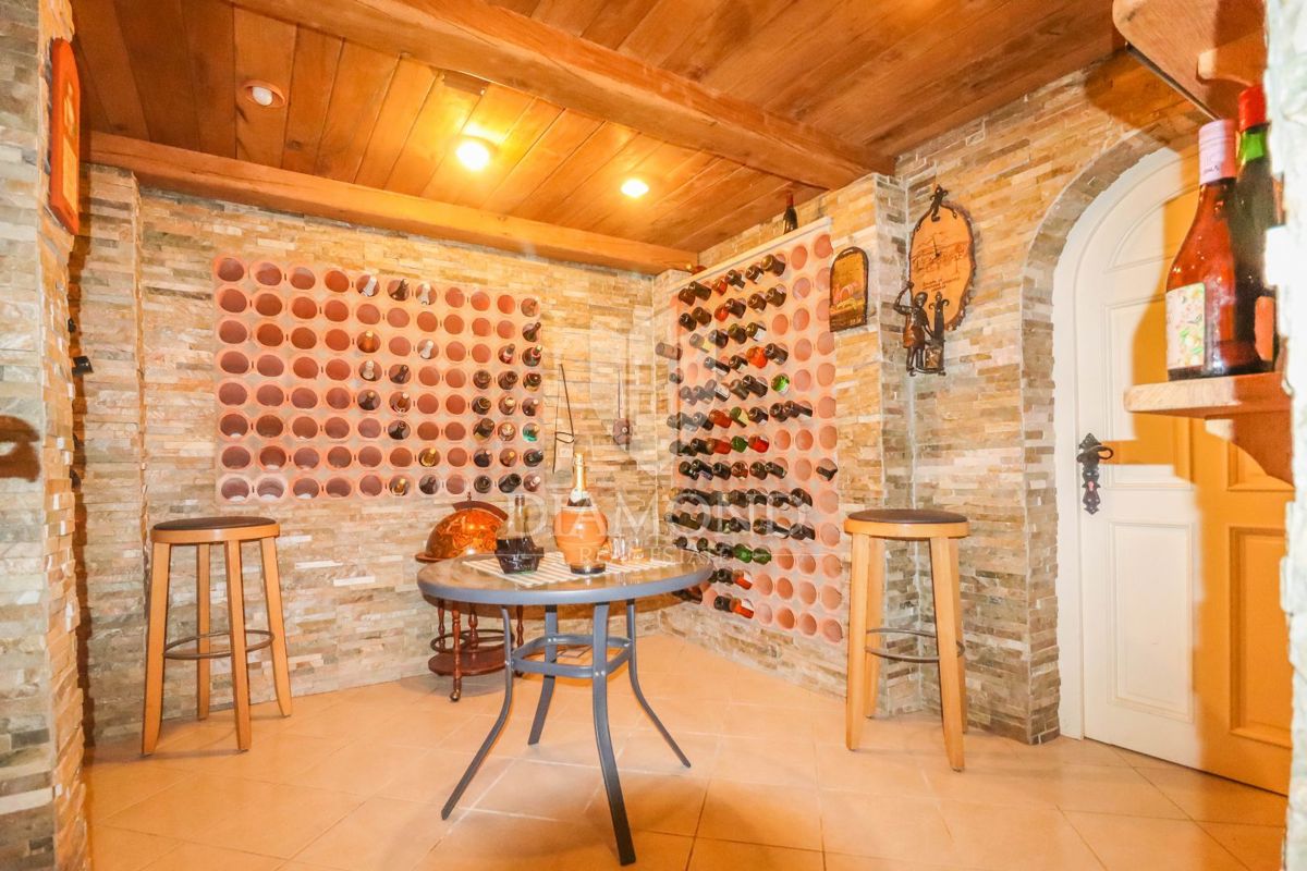 Poreč, okolica, prostorna hiša s pogledom na morje!