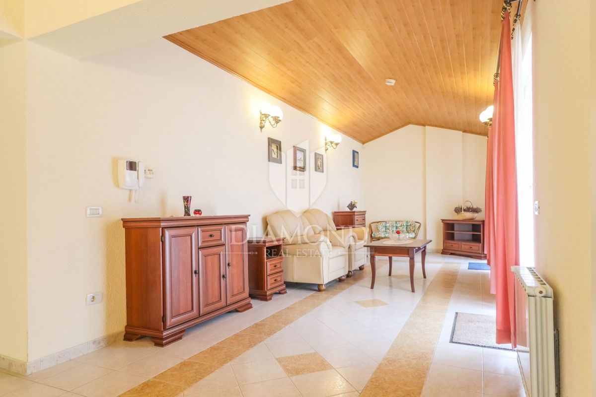 Poreč, okolica, prostorna hiša s pogledom na morje!