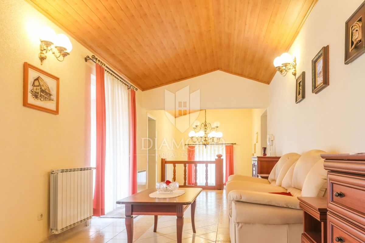 Poreč, okolica, prostorna hiša s pogledom na morje!