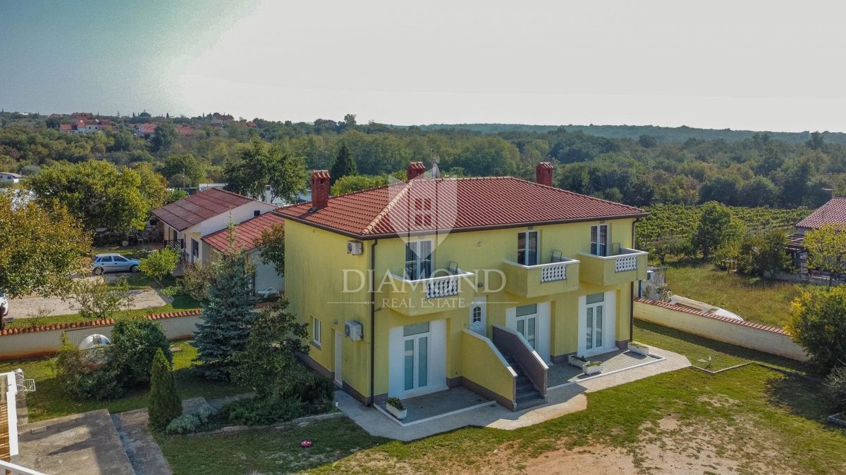 Okolica Umaga, stanovanjska hiša z velikim vrtom
