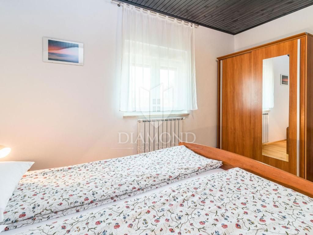 Poreč, apartmajska hiša z bazenom in prostornim vrtom!