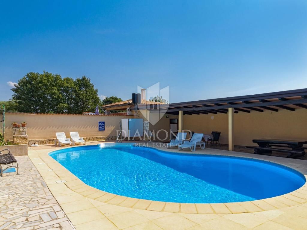 Poreč, apartmajska hiša z bazenom in prostornim vrtom!
