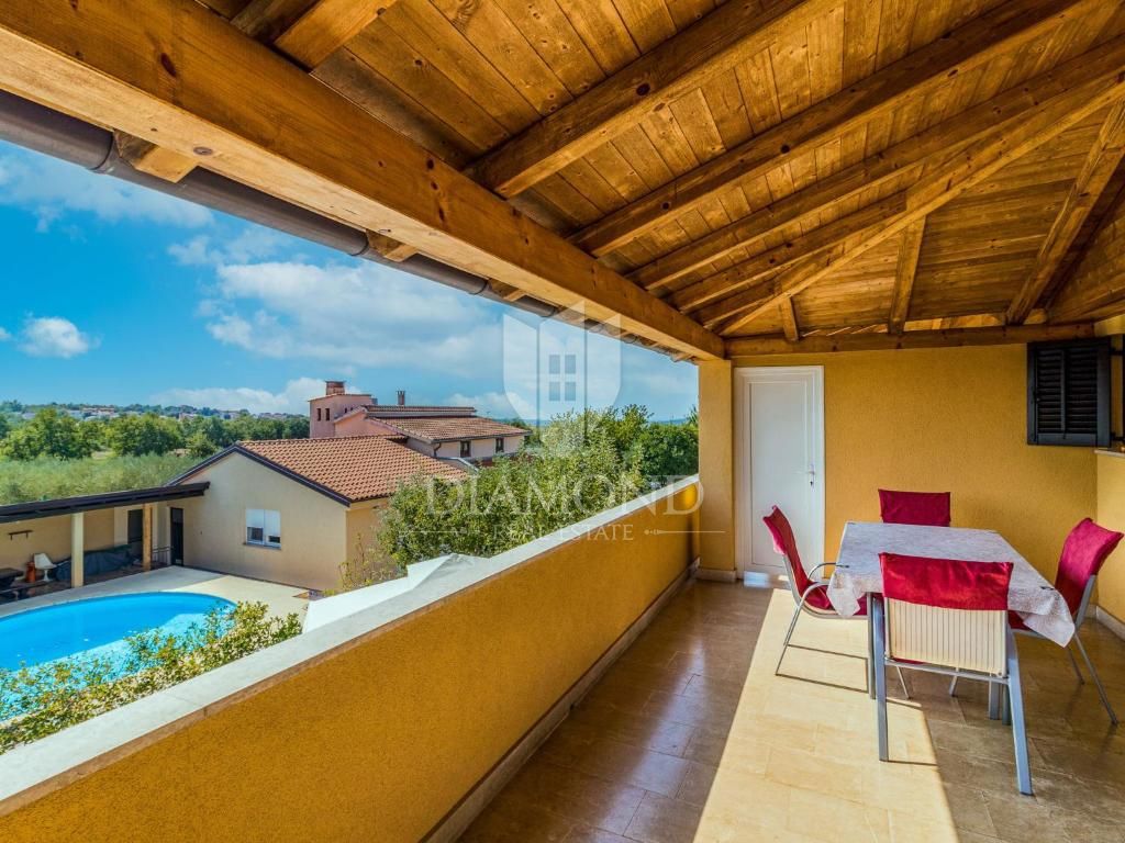 Poreč, apartmajska hiša z bazenom in prostornim vrtom!