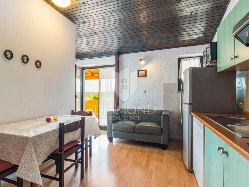 Poreč, apartmajska hiša z bazenom in prostornim vrtom!