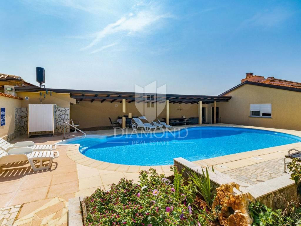 Poreč, apartmajska hiša z bazenom in prostornim vrtom!