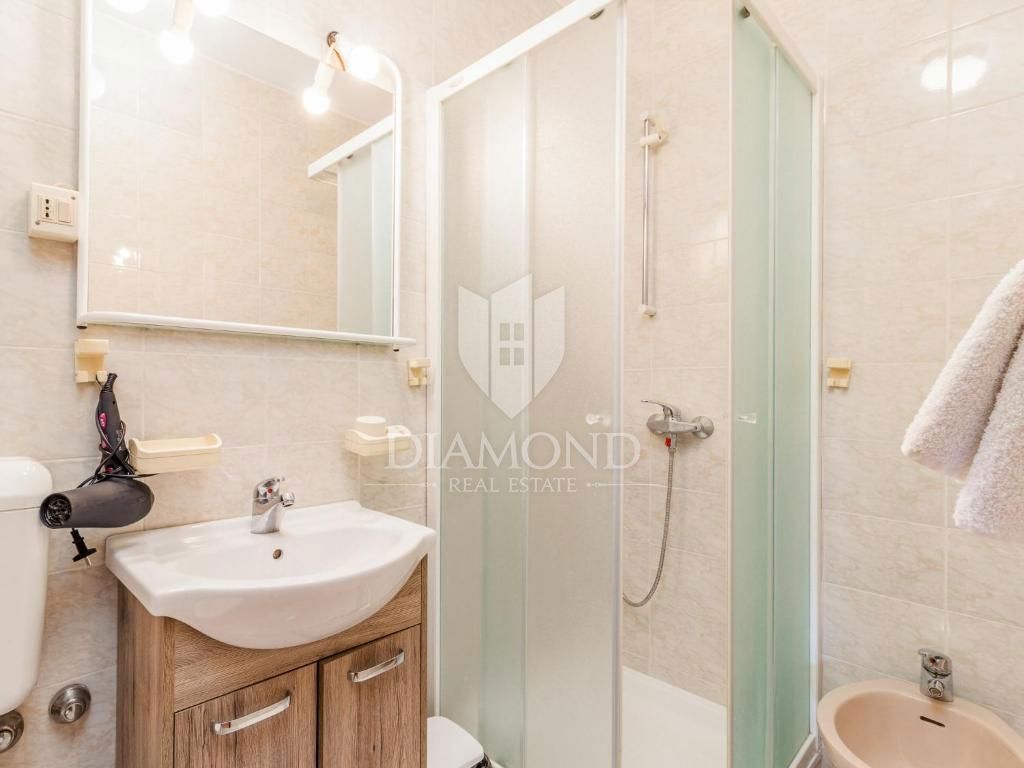 Poreč, apartmajska hiša z bazenom in prostornim vrtom!